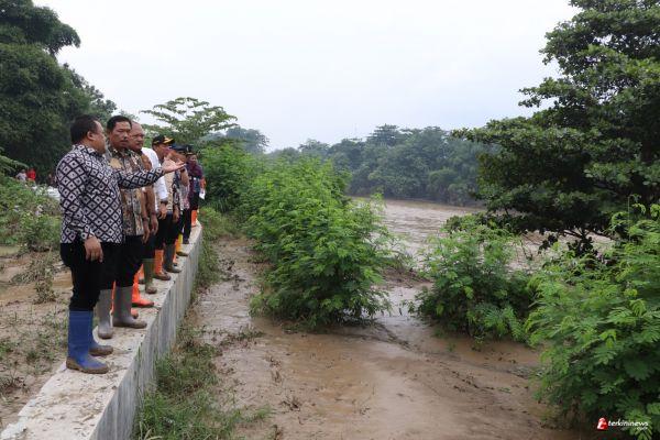 PJ Gubernur Jawa Tengah, Tinjau Banjir di Brebes
