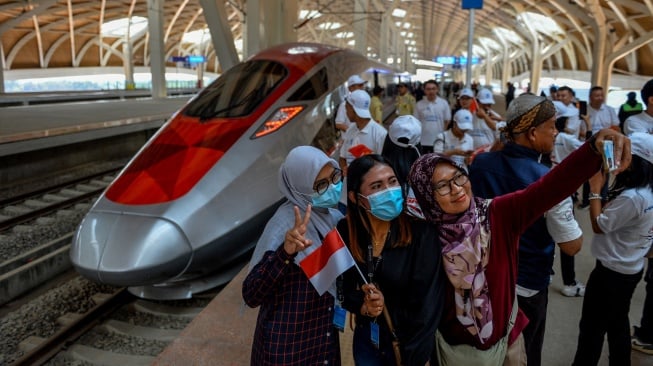 Libur Sekolah, Penumpang Kereta Cepat Whoosh Tembus 25.794 Orang Libur Sekolah, Penumpang Kereta Cepat Whoosh Tembus 25.794 Orang