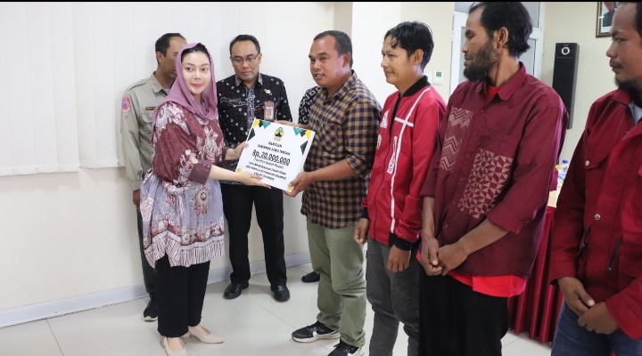Bupati Paramitha Widya Kusuma Salurkan Bantuan Tanah Gerak dari Gubernur Jateng Bupati Paramitha Widya Kusuma Salurkan Bantuan Tanah Gerak dari Gubernur Jateng