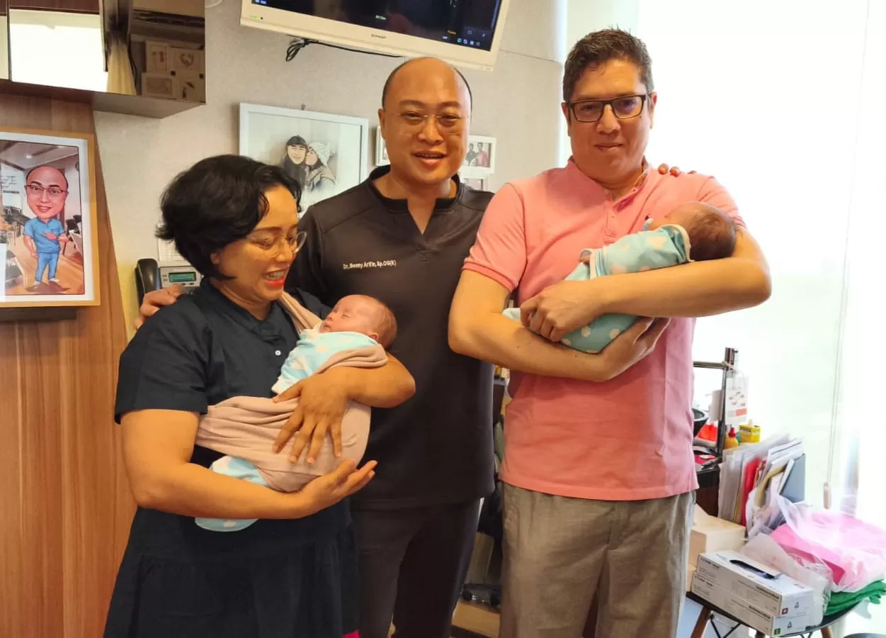 Cerita Nur Endah,Usia 46 Tahun Lahirkan Bayi Kembar Identik Lewat Program IVF di Surabaya Cerita Nur Endah,Usia 46 Tahun Lahirkan Bayi Kembar Identik Lewat Program IVF di Surabaya