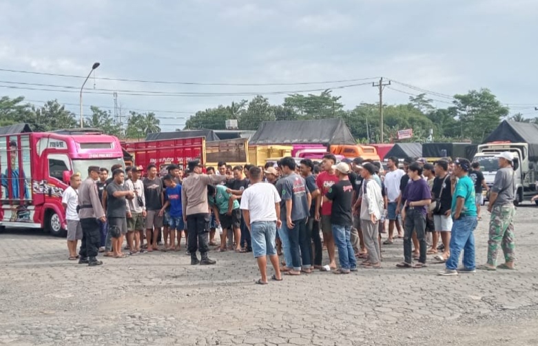 Sopir Truk di Brebes Protes Aturan ODOL: “Kami Bukan Penjahat!” Sopir Truk di Brebes Protes Aturan ODOL: “Kami Bukan Penjahat!”