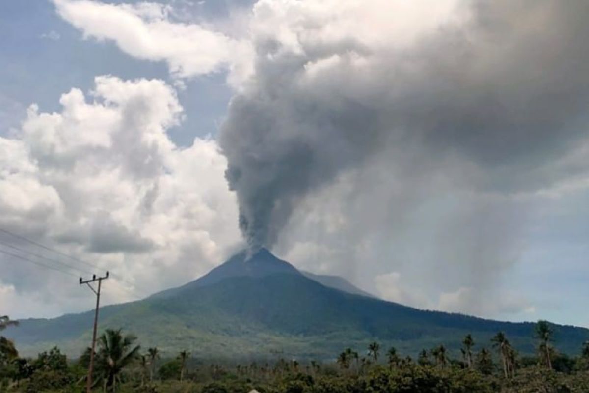 NTT Siaga! Gunung Lewotobi Laki-Laki Meletus Lagi dengan Kolom Abu Setinggi 10 km NTT Siaga! Gunung Lewotobi Laki-Laki Meletus Lagi dengan Kolom Abu Setinggi 10 km