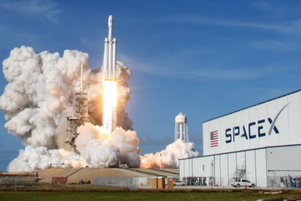 SpaceX akan bawa orang meluncur berkeliling bumi SpaceX akan bawa orang meluncur berkeliling bumi