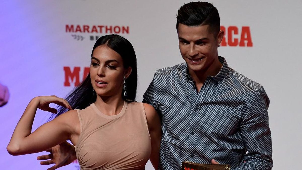 Ronaldo tunangan: Georgina Pamer Cincin Raksasa! Ronaldo tunangan: Georgina Pamer Cincin Raksasa!